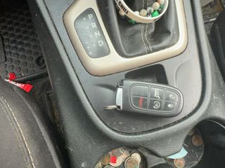2017 Jeep Cherokee Latitude - Interior Steering Wheel With Keys Image